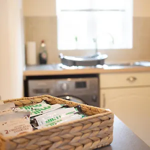 Apartment Heraldry - Superb 2 Bed Coach House With Free Parking And Wifi