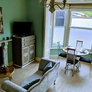 Apartment Beautiful One Bedroom Ground Floor With Parking